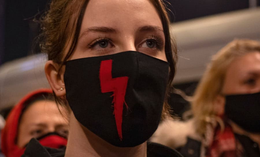 polonia niki yper tis zois i kinisi 01