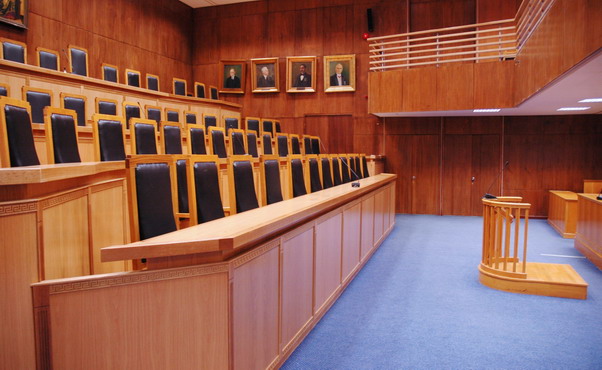 A_Pagos_big_room_court